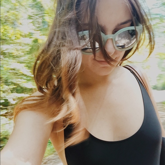 Meet your Posher, Layne 🌿 - Picture 4 of 5